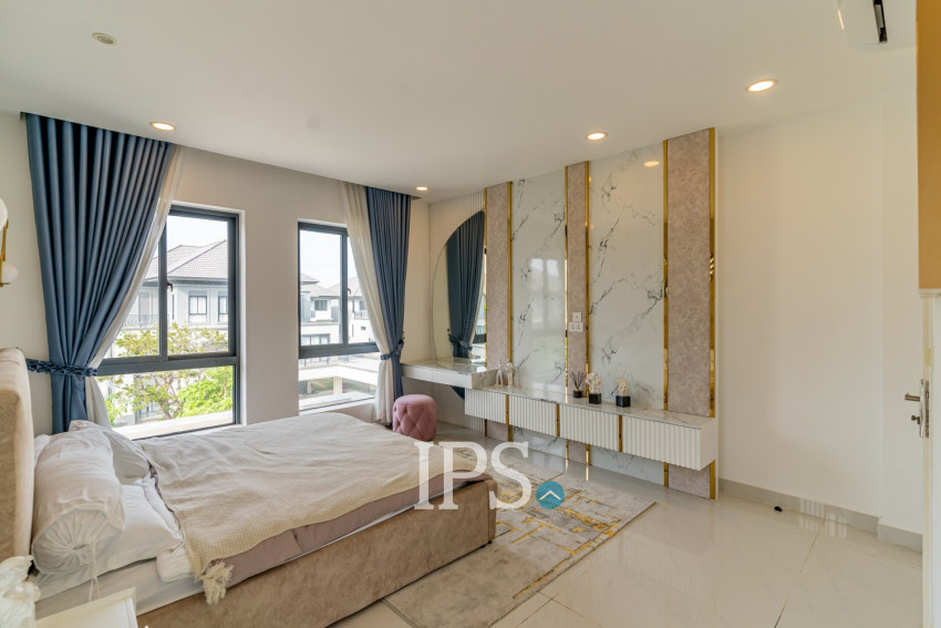 6 Bedroom Queen Villa For Rent - Chak Angrae Kraom, Phnom Penh