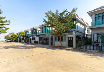 4 Bedroom House For Rent - Borey Tourism, Kandaek, Prasat Bakong, Siem Reap thumbnail