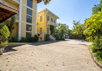 2,183 Sqm Commercial Villa For Rent - Chakto Mukh, Phnom Penh thumbnail
