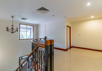 5 Bedroom Villa For Rent - Teuk Thla, Sen Sok, Phnom Penh thumbnail