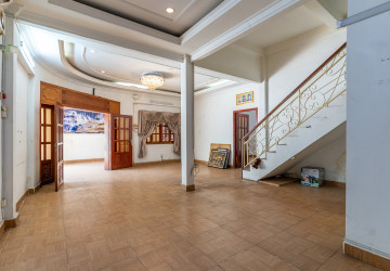 286 Sqm Corner Retail Space For Rent - Chakto Mukh, Phnom Penh thumbnail