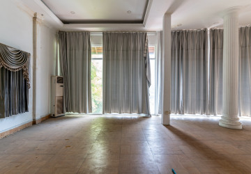 286 Sqm Corner Retail Space For Rent - Chakto Mukh, Phnom Penh thumbnail