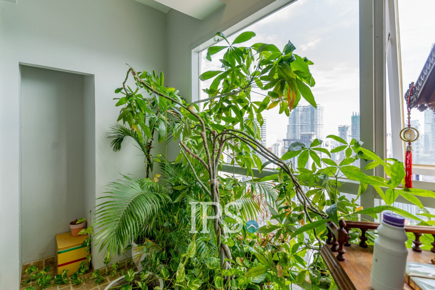 20th Floor 3 Bedroom Condo For Sale - De Castle Royal, BKK1, Phnom Penh