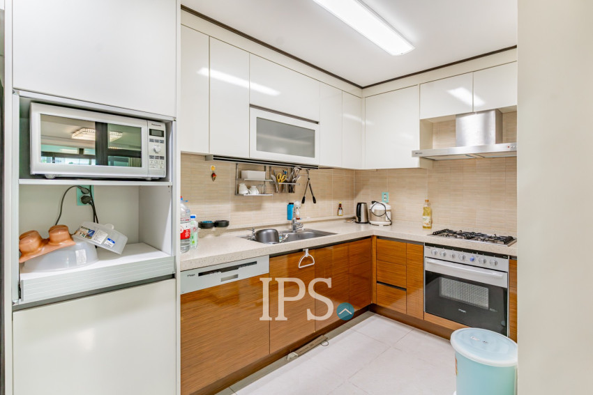 20th Floor 3 Bedroom Condo For Sale - De Castle Royal, BKK1, Phnom Penh