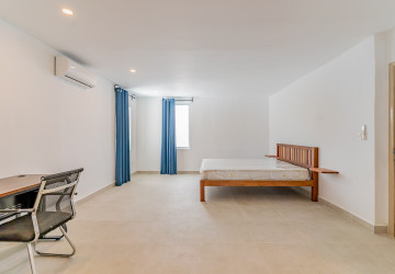 Renovated 4 Bedroom Apartment For Rent - Tonle Bassac, Phnom Penh thumbnail