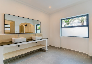 Renovated 4 Bedroom Apartment For Rent - Tonle Bassac, Phnom Penh thumbnail