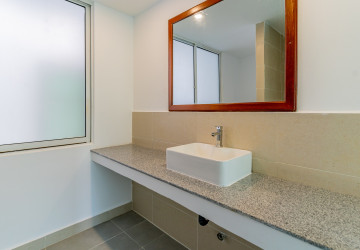 Renovated 4 Bedroom Apartment For Rent - Tonle Bassac, Phnom Penh thumbnail