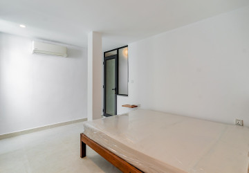Renovated 4 Bedroom Apartment For Rent - Tonle Bassac, Phnom Penh thumbnail