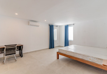 Renovated 4 Bedroom Apartment For Rent - Tonle Bassac, Phnom Penh thumbnail