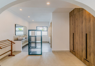 Renovated 4 Bedroom Apartment For Rent - Tonle Bassac, Phnom Penh thumbnail