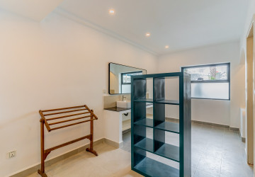 Renovated 4 Bedroom Apartment For Rent - Tonle Bassac, Phnom Penh thumbnail