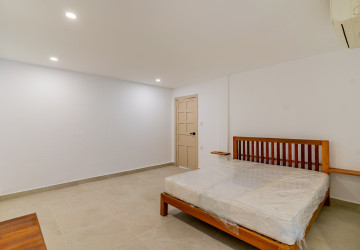Renovated 4 Bedroom Apartment For Rent - Tonle Bassac, Phnom Penh thumbnail
