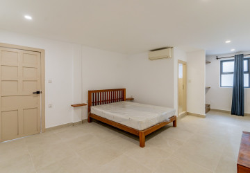Renovated 4 Bedroom Apartment For Rent - Tonle Bassac, Phnom Penh thumbnail