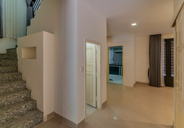 5 Bedroom Villa For Sale - Preaek Aeng, Khan Chbar Ampov, Phnom Penh thumbnail