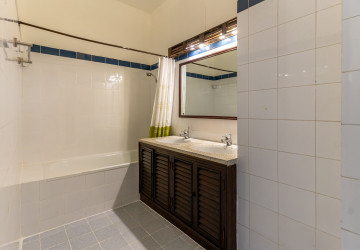 6 Bedroom Serviced Townhouse For Rent - Tonle Bassac, Phnom Penh thumbnail