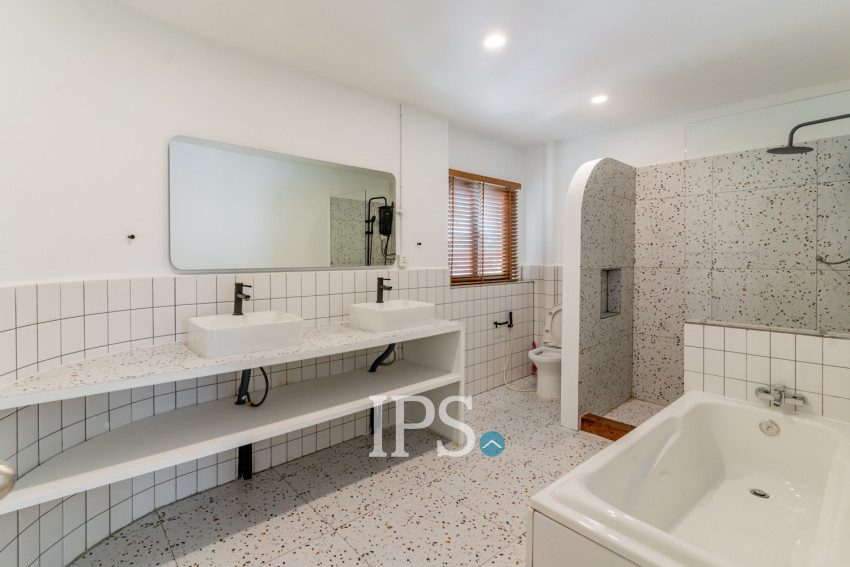 Renovated  Duplex 5 Bedroom Apartment For Rent - Phsar Thmei 3, Phnom Penh