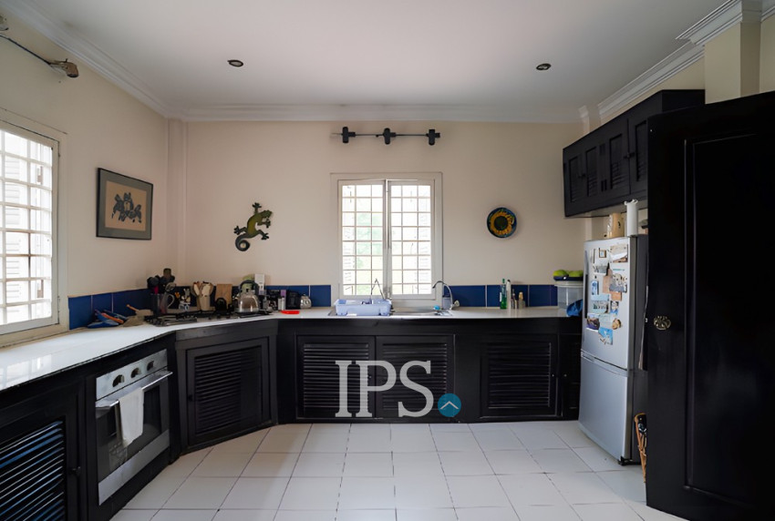 6 Bedroom House For Sale - Tuol Ta Ek, Battambang