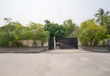 6 Bedroom House For Sale - Tuol Ta Ek, Battambang thumbnail