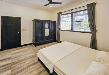 Renovated 3 Bedroom Apartment For Rent - BKK1, Phnom Penh thumbnail