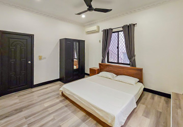 Renovated 3 Bedroom Apartment For Rent - BKK1, Phnom Penh thumbnail
