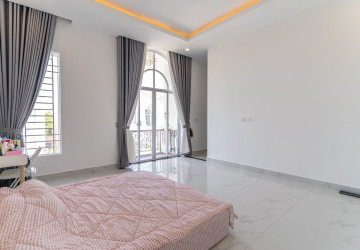 6 Bedroom Prince Villa For Rent - The ML Tiara, Ta Khmau, Kandal Province thumbnail