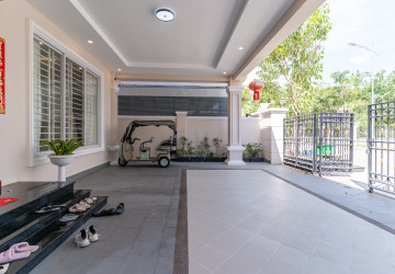 6 Bedroom Prince Villa For Rent - The ML Tiara, Ta Khmau, Kandal Province thumbnail