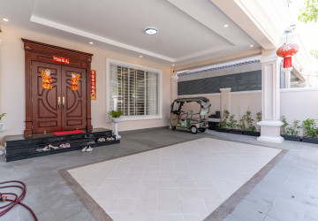6 Bedroom Prince Villa For Rent - The ML Tiara, Ta Khmau, Kandal Province thumbnail