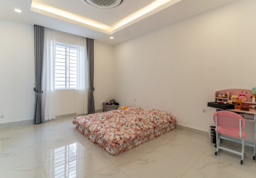 6 Bedroom Prince Villa For Rent - The ML Tiara, Ta Khmau, Kandal Province thumbnail