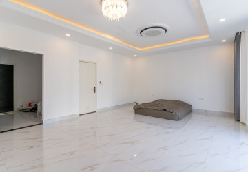 6 Bedroom Prince Villa For Rent - The ML Tiara, Ta Khmau, Kandal Province thumbnail