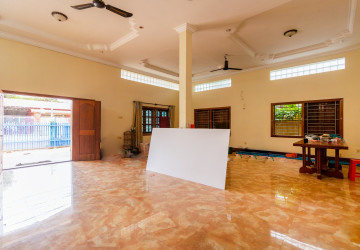 6 Bedroom House For Rent - Sala Kamruek, Siem Reap thumbnail