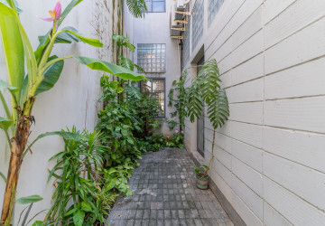 Renovated 2 Bedroom Townhouse For Rent - Tonle Bassac, Phnom Penh thumbnail