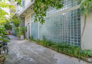 Renovated 2 Bedroom Townhouse For Rent - Tonle Bassac, Phnom Penh thumbnail