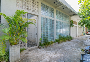 Renovated 2 Bedroom Townhouse For Rent - Tonle Bassac, Phnom Penh thumbnail