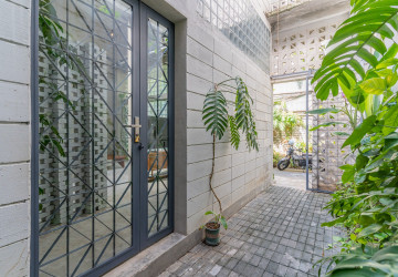 Renovated 2 Bedroom Townhouse For Rent - Tonle Bassac, Phnom Penh thumbnail