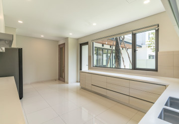 5 Bedroom Luxury Villa For Sale - Borey Chankiri, Preaek Kampues, Phnnom Penh thumbnail
