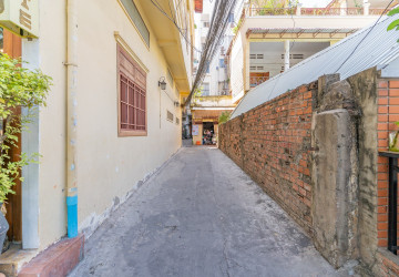 3 Bedroom Townhouse For Rent - Phsar Kandal 1, Phnom Pennh thumbnail