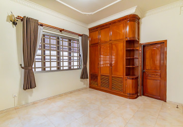 4 Bedroom Villa For Rent - BKK1, Phnom Penh thumbnail