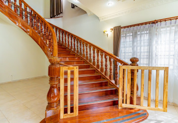 4 Bedroom Villa For Rent - BKK1, Phnom Penh thumbnail