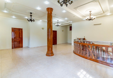 4 Bedroom Villa For Rent - BKK1, Phnom Penh thumbnail