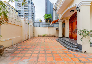 4 Bedroom Villa For Rent - BKK1, Phnom Penh thumbnail