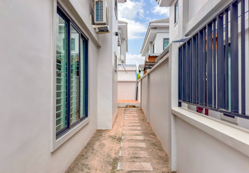 4 Bedroom Villa For Rent - Borey Tourism, Kandaek, Prasat Bakong, Siem Reap thumbnail