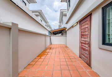 4 Bedroom Villa For Rent - Borey Tourism, Kandaek, Prasat Bakong, Siem Reap thumbnail