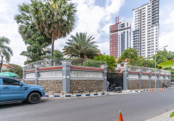 6 Bedroom Villa For Rent - Tonle Bassac, Phnom Penh thumbnail