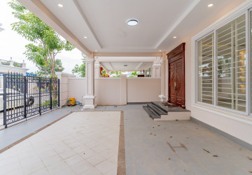 6 Bedroom Prince Villa For Rent - The ML Tiara, Ta Khmau, Kandal Province thumbnail