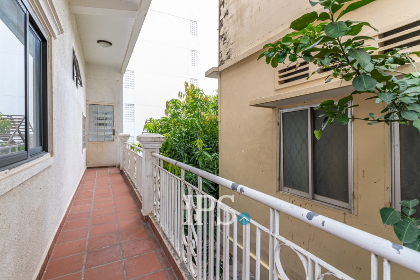 Duplex Renovated 5 Bedroom Apartment For Rent - Tonle Bassac, Phnom Penh