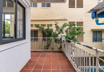 Duplex Renovated 5 Bedroom Apartment For Rent - Tonle Bassac, Phnom Penh thumbnail