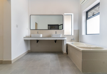 Duplex Renovated 5 Bedroom Apartment For Rent - Tonle Bassac, Phnom Penh thumbnail