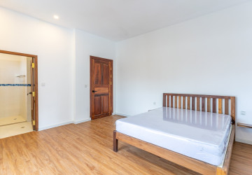 Duplex Renovated 5 Bedroom Apartment For Rent - Tonle Bassac, Phnom Penh thumbnail