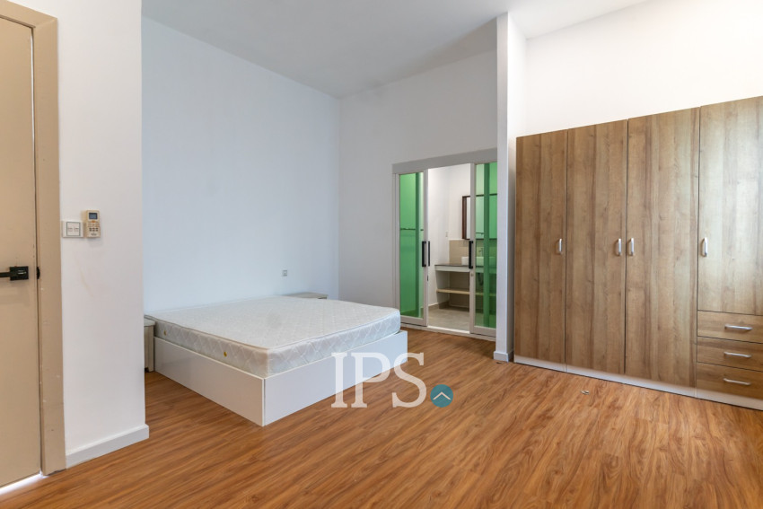 Duplex 5 Bedroom Renovated Apartment For Rent - Tonle Bassac, Phnom Penh