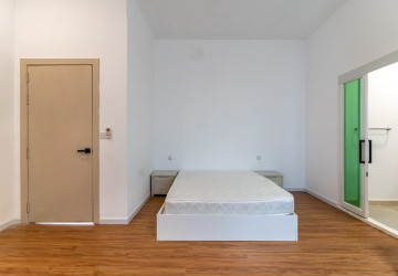 Duplex 5 Bedroom Renovated Apartment For Rent - Tonle Bassac, Phnom Penh thumbnail